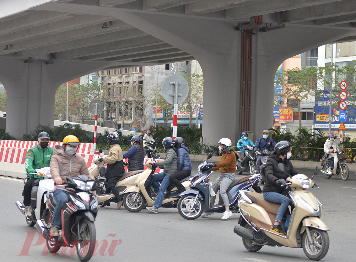Những ngày gần đây, tình hình giao thông tại Hà Nội đang 'nóng' dần lên do nhu cầu đi lại của người dân dịp cuối năm tăng cao.