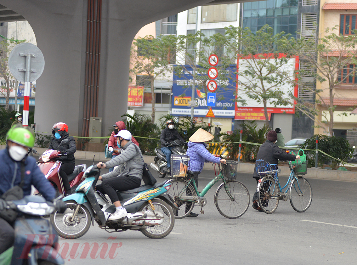Tại lối xuống đường Vành đai 3 nút giao với phố Trần Cung thường xuyên xuất hiện tình trạng người dân băng cắt qua đường gây hỗn loạn giao thông.