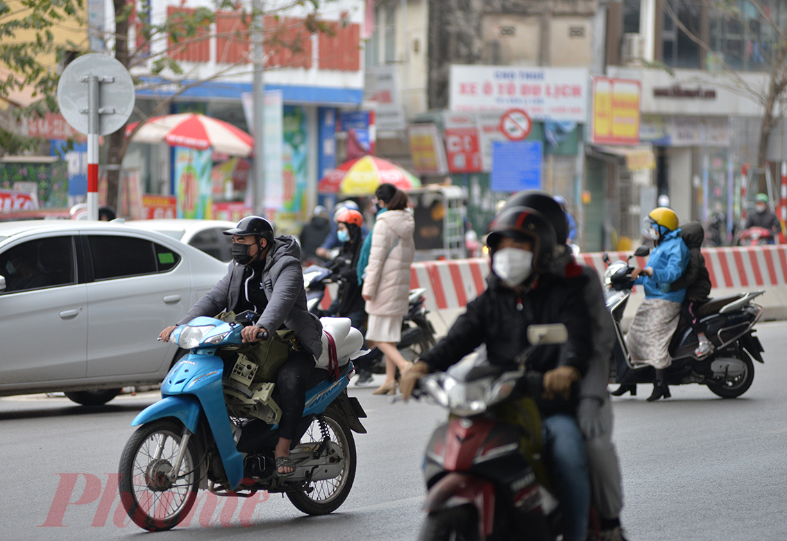 Đây là nút giao thông hỗn hơn, không đèn tín hiệu, các phương tiện di chuyển tốc độ cao nhưng cảnh người đi bộ, xe đạp băng cắt qua đường diễn ra rất phổ biến.