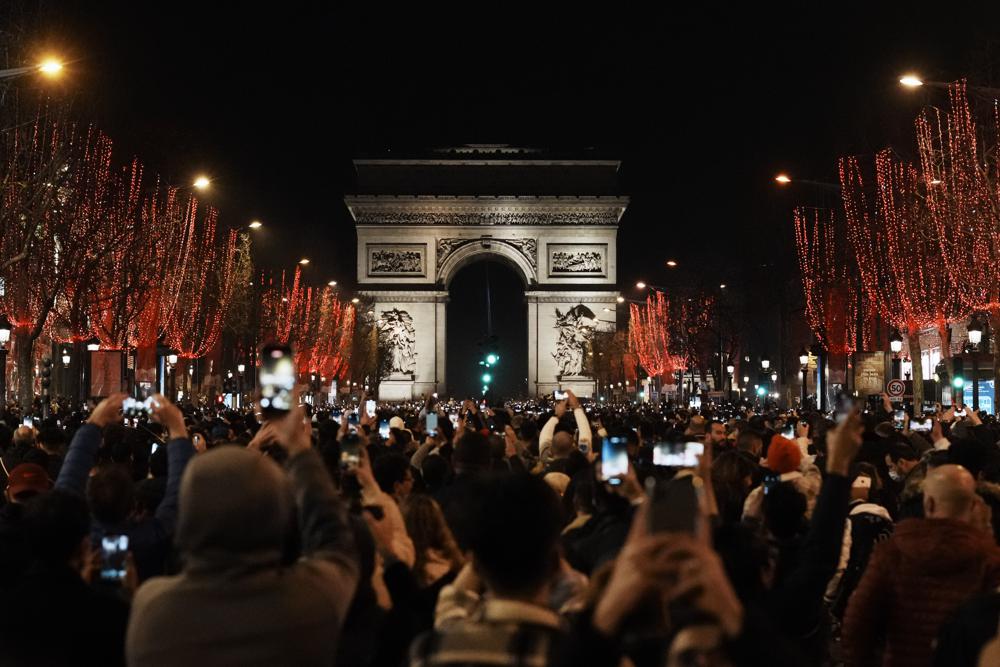 Kinh đô ánh sáng Paris trở nên ảm đạm hơn trong đêm giao thừa khi người dân bị hạn chế tụ tập tại đại lộ Champs-Elysées do lo ngại COVID-19 - Ảnh: Thibault Camus/AP