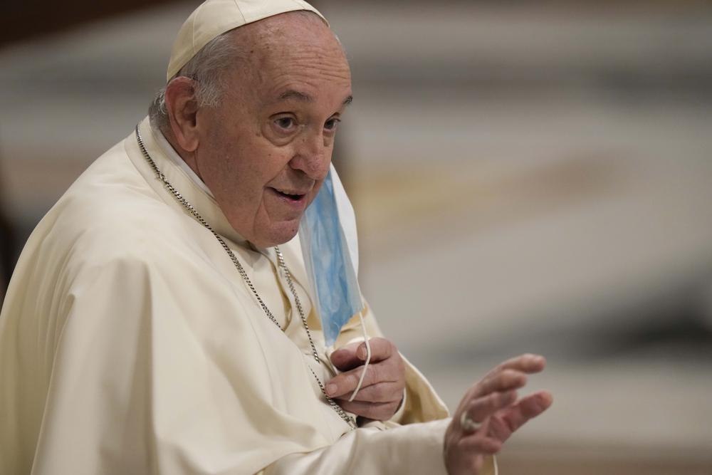 Giáo hoàng Francis tháo khẩu trang vẫy chào mọi người trong đêm giao thừa được tổ chức tại St. Peter's Basilica at the Vatican - Ảnh: Andrew Medichini