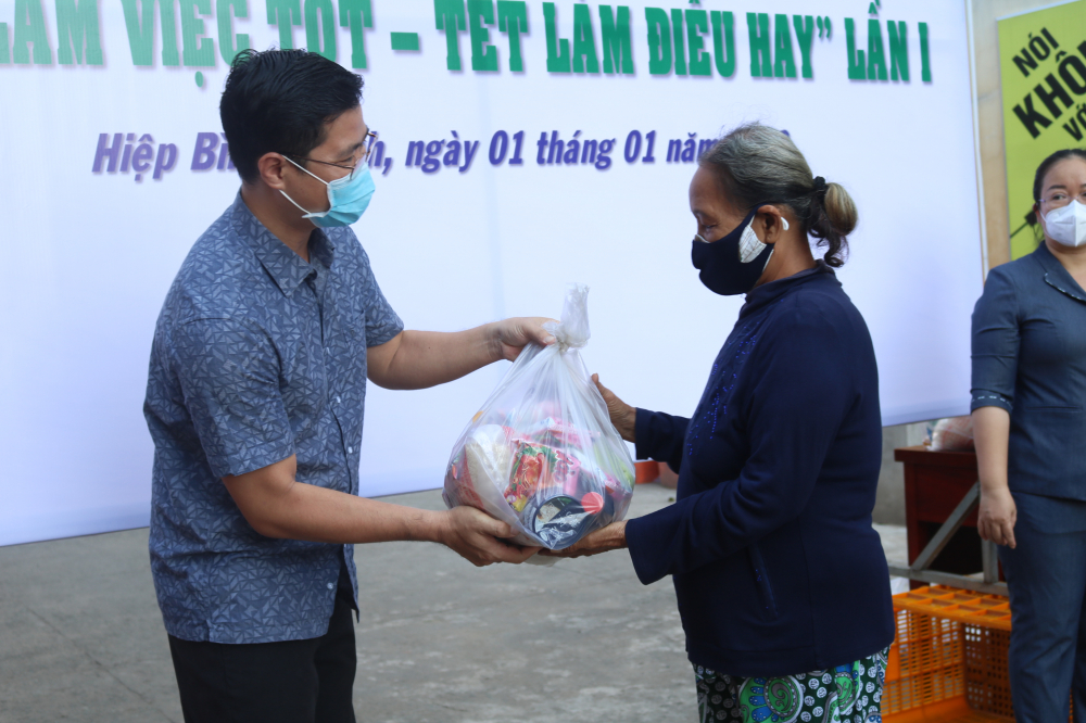 Ông Nguyễn Ngọc Tuấn - -Phó bí thư Đảng ủy, Chủ tịch UBND phường Hiệp Bình Chánh trao quà cho bà con. 