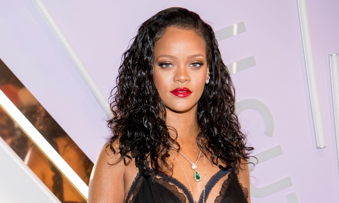 Rihanna xinh đẹp rạng ngời ở tuổi 33.