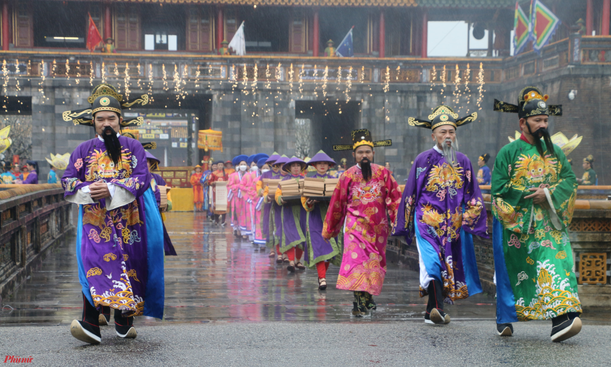Dù trời mưa nhưng nghi lễ diễn ra hết sức trang nghiêm