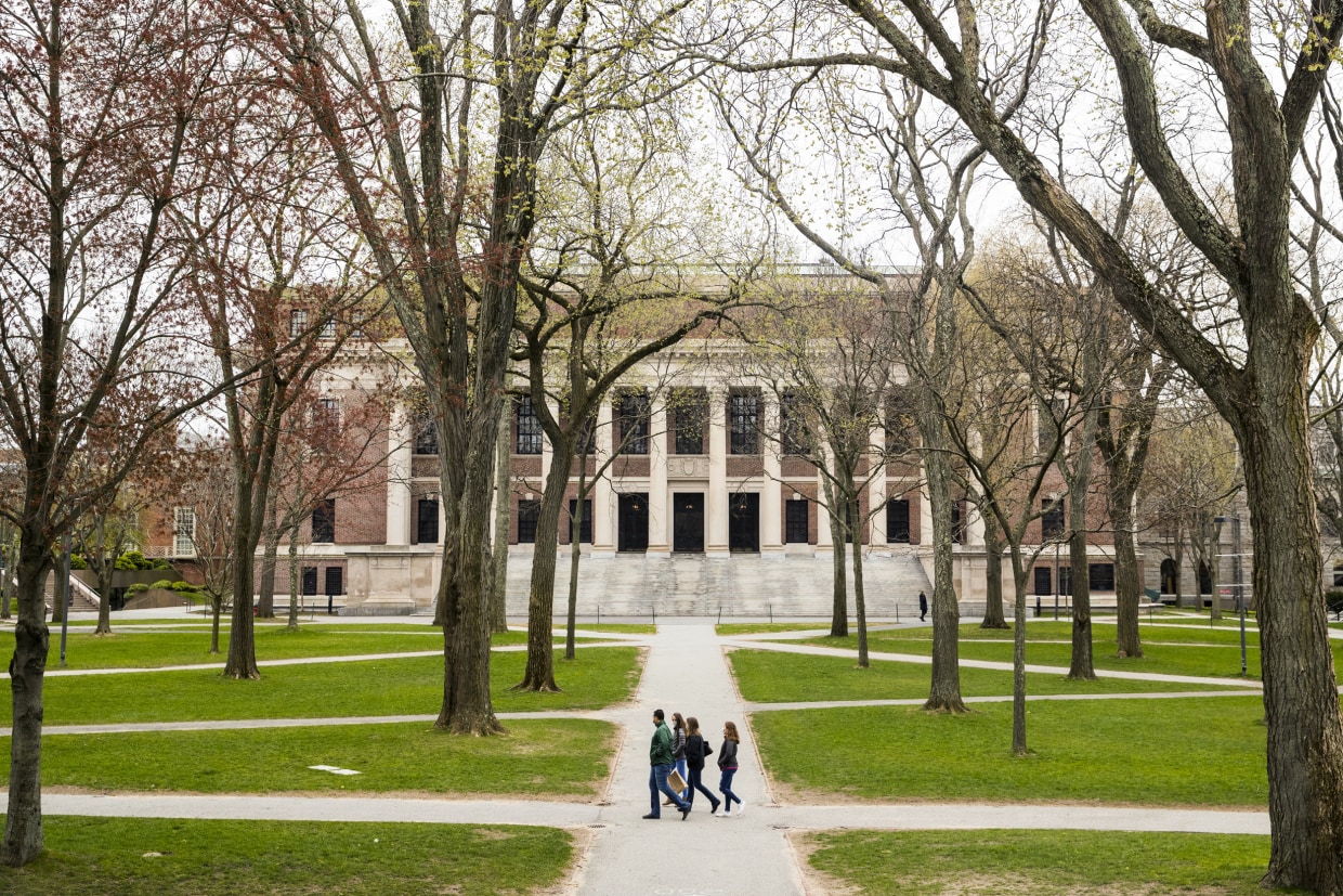 Đại học Harvard là một trong những trường đại học sẽ duy trì việc học trực tuyến do lo ngại sự lây lan của biến thể mới Omicron - Ảnh: Adam Glanzman/Bloomberg/Getty Images