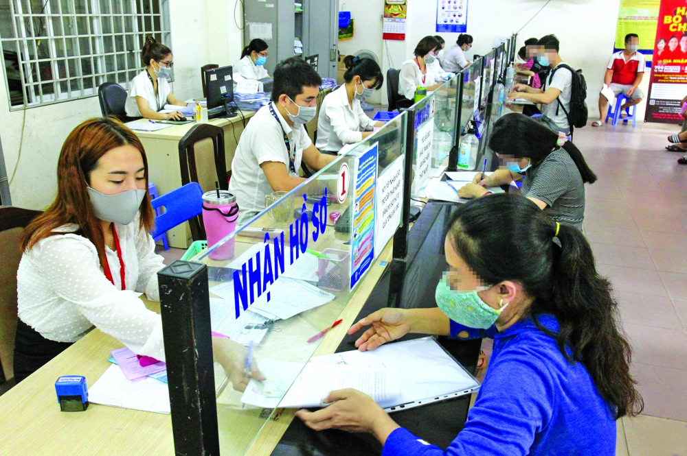 Nhận tiền thất nghiệp tại Trung tâm Dạy nghề Quận Tân Bình - chi nhánh Bảo hiểm thất nghiệp Tân Bình ẢNH: HỒ NGUYỄN HOÀNG HÙNG