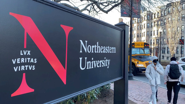 Đại học Northeastern xác định sẽ sống chung với COVID-19 bằng cách cho phép sinh viên quay trở lại giảng đường - Ảnh: Rodrique Ngowi/