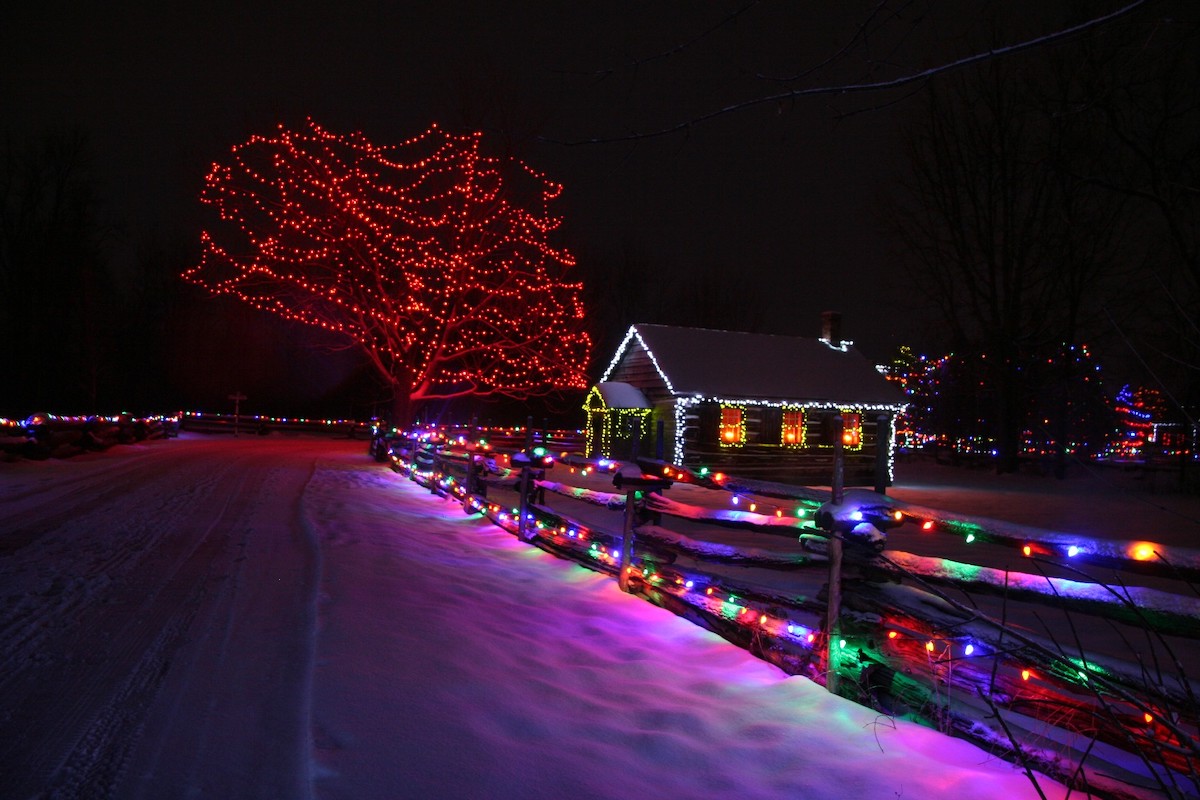 Ngôi làng Canadian Christmas rực rỡ trong đêm Giáng sinh - Ảnh: Upper Canada Village