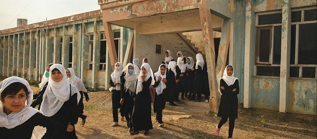 Nữ sinh ở một nước Hồi giáo (Ảnh đăng trong bài của báo The Economist)