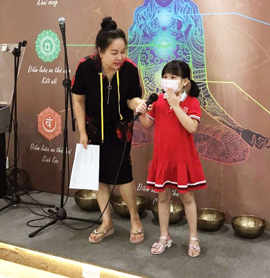 Nữ doanh nhân Nguyễn Thị Diễm Hằng giao lưu với một trong những đứa trẻ mà chị nhận đỡ đầu