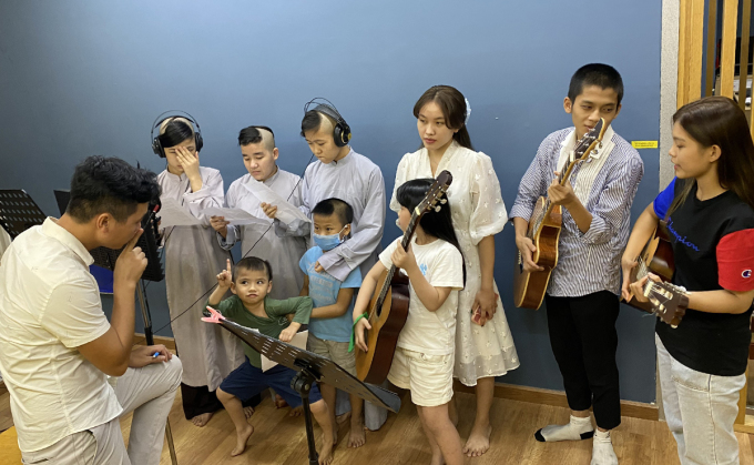 Các con của ca sĩ Phi Nhung làm việc với nhạc sĩ Hải Đăng vào ngày 2/1