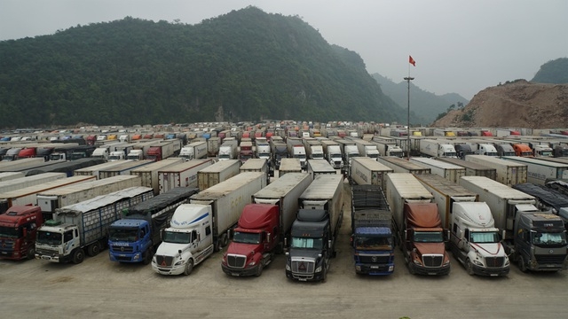 Hàng nghìn xe hàng hóa xuất khẩu đang ùn tắc tại các cửa khẩu biên giới trên địa bàn 2 tỉnh Lạng Sơn và Quảng Ninh.