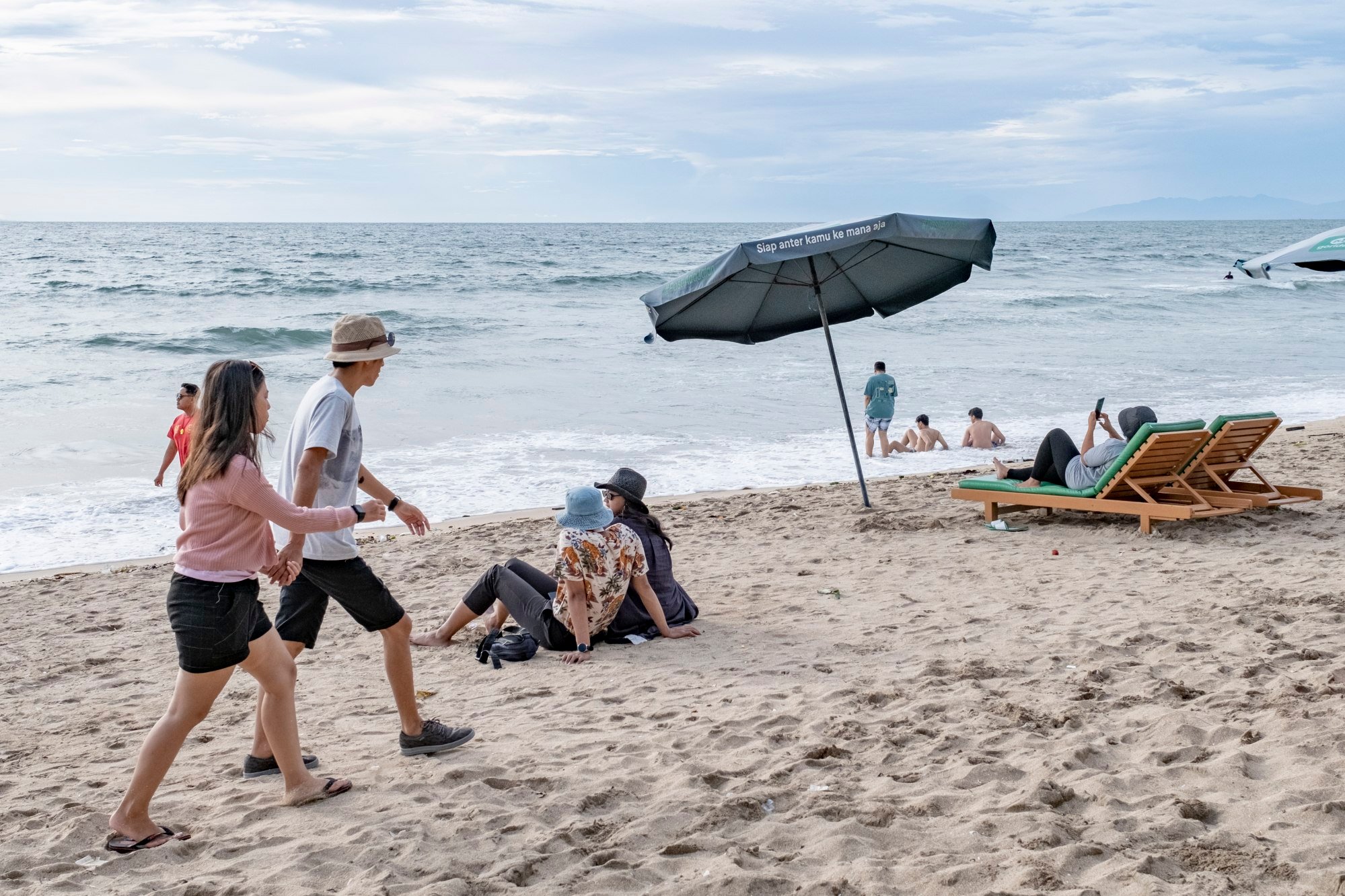 Du khách trong nước đi dạo tại một bãi biển ở Kuta, Bali, vào ngày 29 tháng 12. Ảnh: Bloomberg
