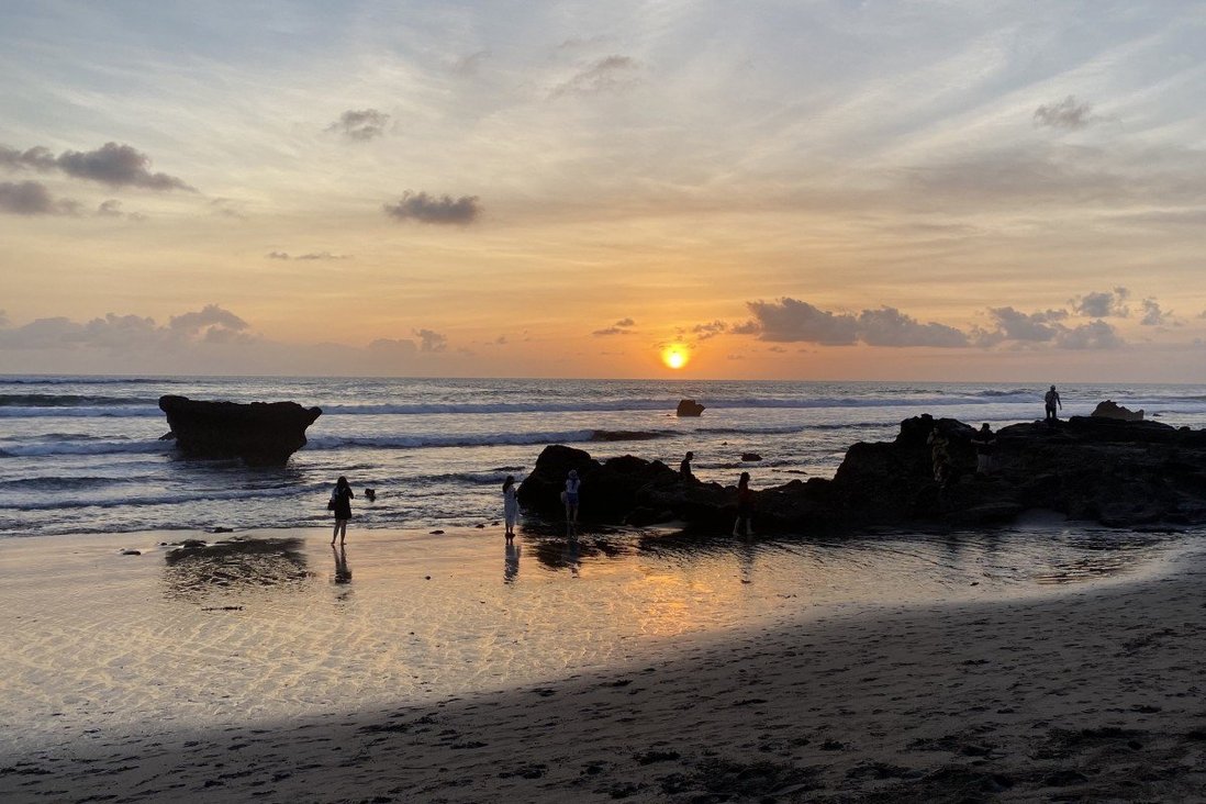 Hoàng hôn ở Bãi biển Echo của Bali ở Canggu. Hòn đảo nghỉ mát đã bị ảnh hưởng bởi tình trạng thiếu du lịch quốc tế. Ảnh: Adi Renaldi