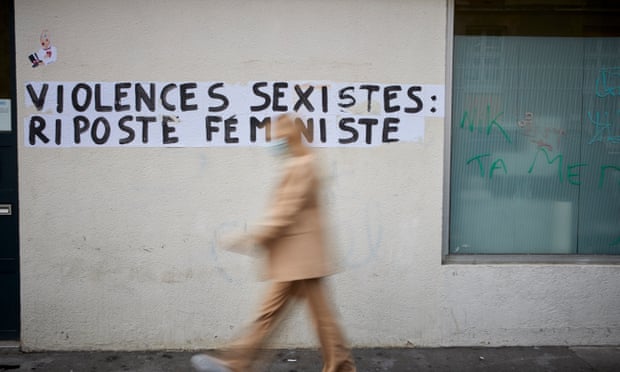 Một phụ nữ đi ngang qua một tấm áp phích chống nữ quyền ở Paris, Có ít nhất 113 vụ giết phụ nữ vào năm ngoái ở Pháp, tăng so với con số 102 được ghi nhận vào năm 2020. Ảnh: Kiran Ridley / Getty Images