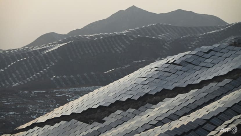 Những ngọn đồi phủ đầy tấm năng lượng mặt trời ở thành phố Trương Gia Khẩu