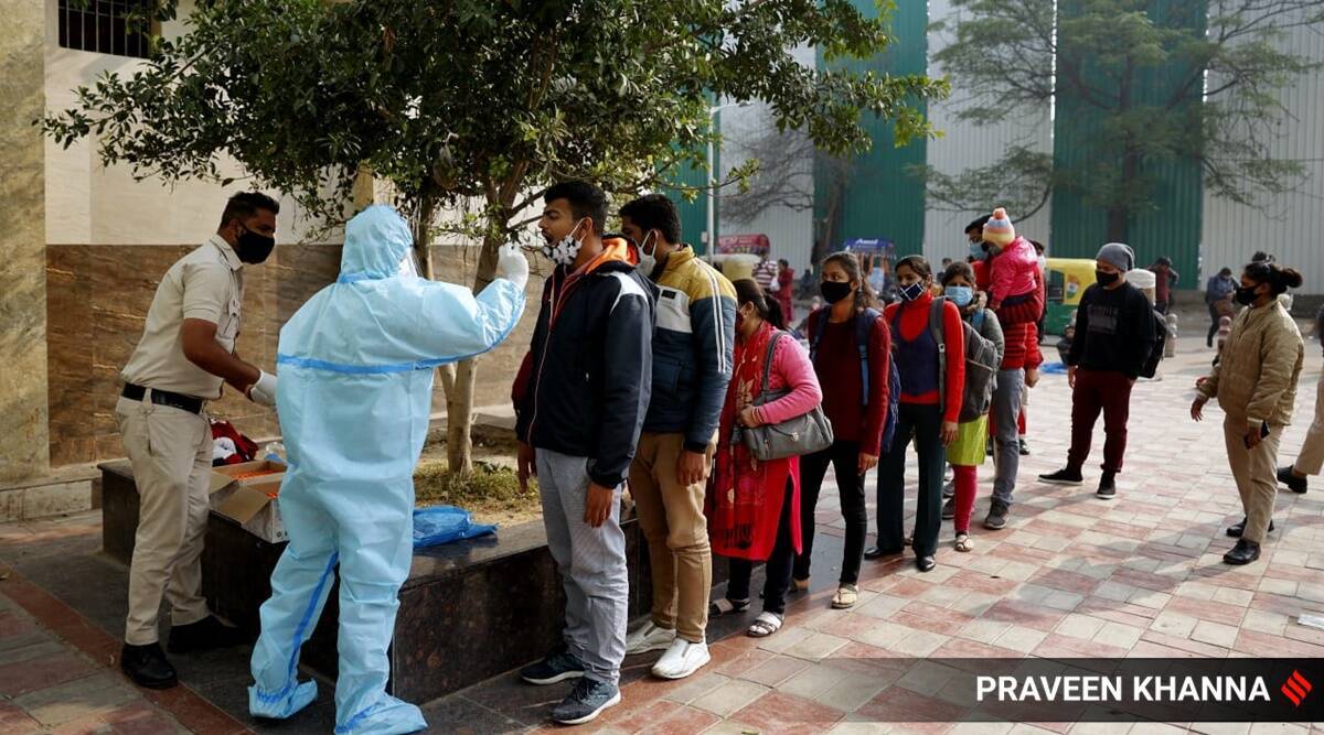 Nhân viên y tế lấy mẫu tăm bông bên ngoài ga tàu điện ngầm Sarojani Nagar ở New Delhi hôm thứ Bảy. (Ảnh nhanh của Praveen Khanna)