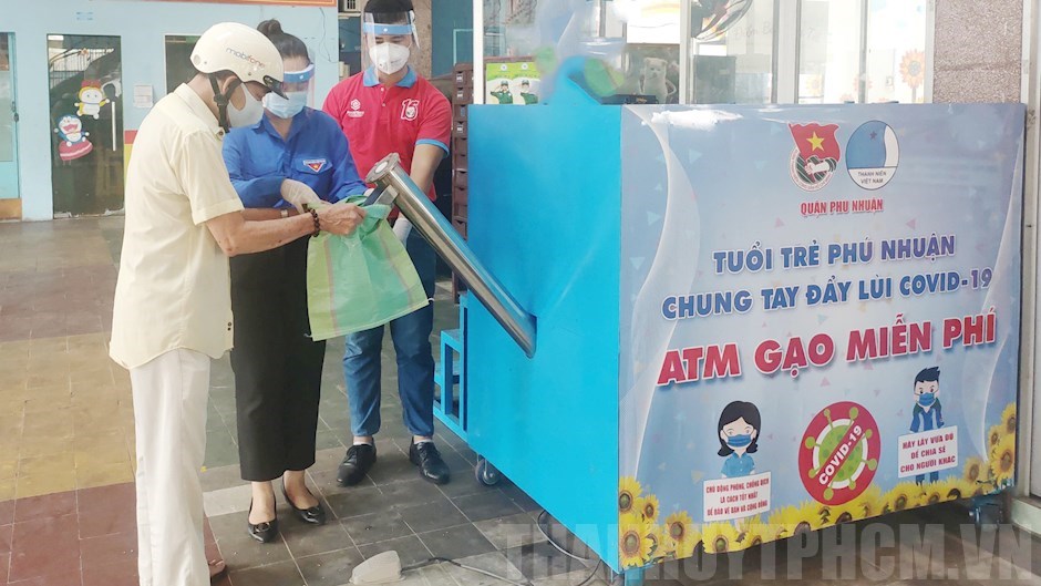 Mô hình ATM gạo của Việt Nam giúp người dân nghèo có gạo miễn phí trong thời gian đại dịch COVID-19 - Ảnh: Thanhuytphcm