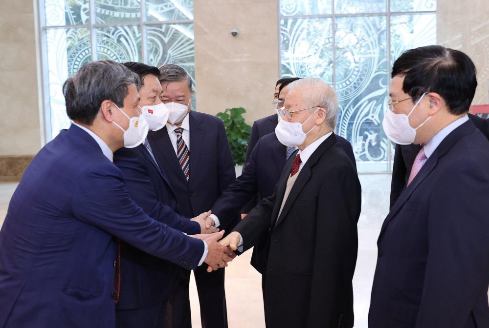Tổng Bí thư Nguyễn Phú Trọng trao đổi với các đại biểu tại Hội nghị - Ảnh: VGP.
