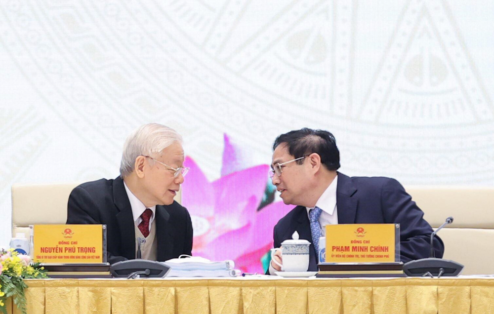 Tổng Bí thư Nguyễn Phú Trọng và Thủ tướng Phạm Minh Chính trao đổi tại Hội nghị - Ảnh: VGP.