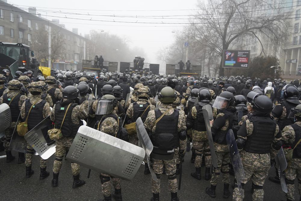 Cảnh sát phong tỏa một con phố để ngăn chặn người biểu tình ở Almaty, Kazakhstan.