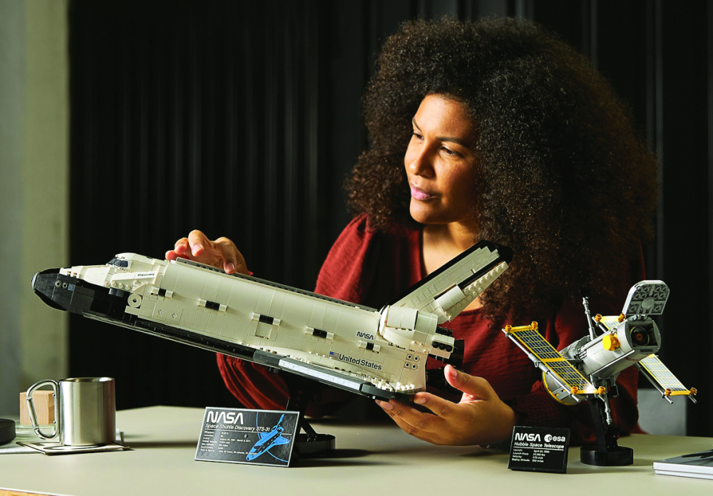 Tàu con thoi NASA - một trong những phương tiện vận tải có thiết kế phức tạp nhất thế giới - “hồi sinh” dưới phiên bản đồ chơi LEGO. Mô hình được tạo nên từ 2.354 khối đồ chơi, có giá hơn 4 triệu đồng