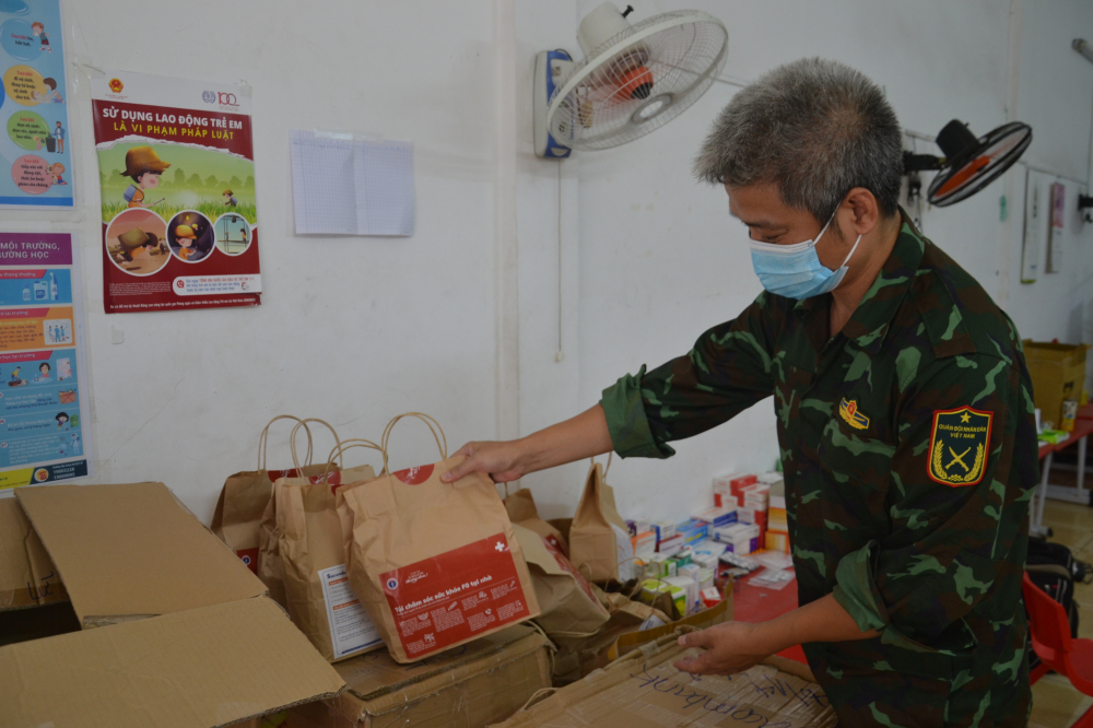 Chuẩn bị đảm bảo nguồn nhân lực bù đắp cho lực lượng quân đội sẽ rút khỏi 200 trạm y tế lưu động của TPHCM.