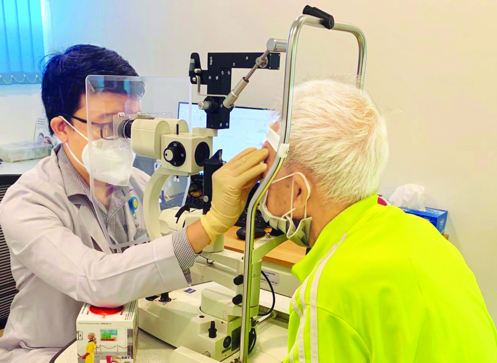 Thạc sĩ - bác sĩ Trần Đình Minh Huy đang thăm khám cho một trường hợp bị phù hoàng điểm trở nặng do bỏ tái khám một thời gian dài