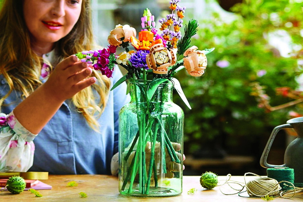 Bộ LEGO 10280 Flower Bouquet vừa ra mắt gồm các thiết kế hoa nghệ thuật làm từ nhựa nguồn gốc thực vật - thân thiện với môi trường, là sản phẩm được nhiều khách hàng nữ yêu thích 