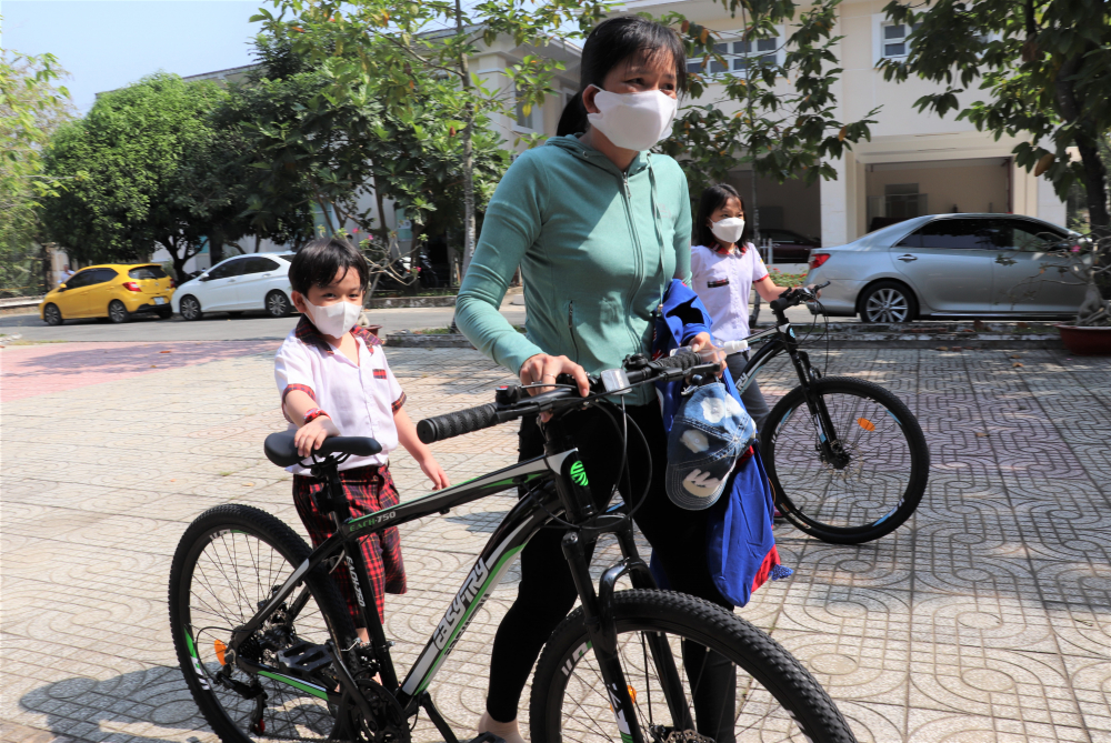 Đợt này, 30 em nhỏ được nhận xe đạp và kinh phí hỗ trợ sinh hoạt phí.