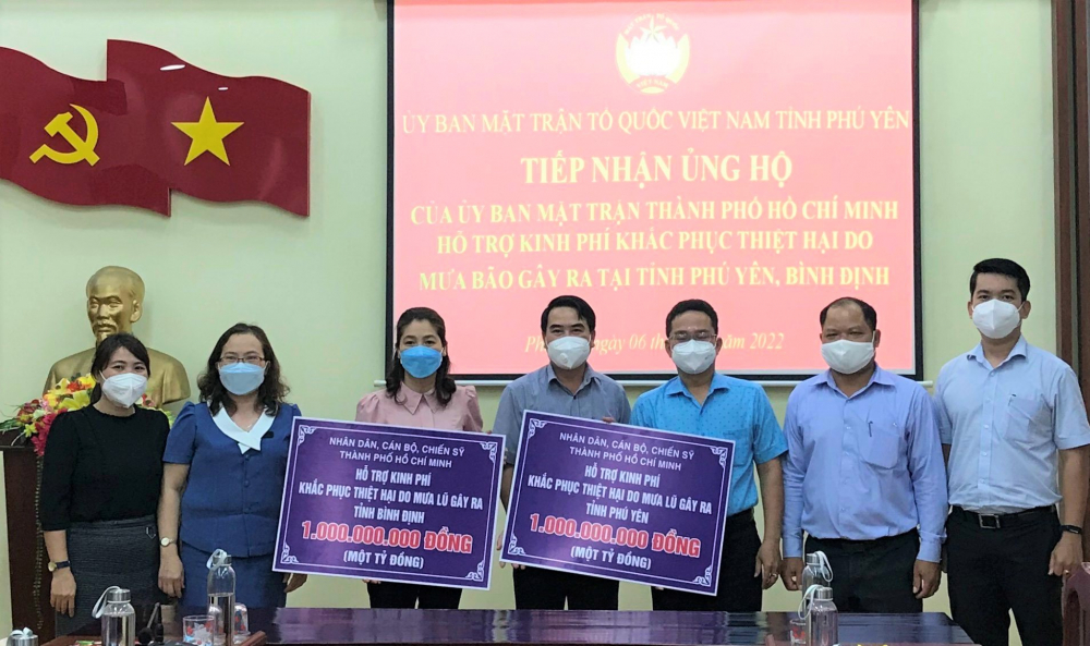 TPHCM trao tặng 2 tỷ đồng cho 2 tỉnh Bình Định và Phú Yên.