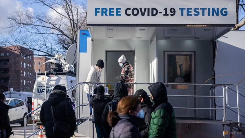 Mọi người xếp hàng chờ xét nghiệm bệnh do coronavirus (COVID-19) tại một địa điểm xét nghiệm bật lên khi biến thể Omicron coronavirus tiếp tục lây lan ở quận Queens của Thành phố New York, vào ngày 23 tháng 12 năm 2021. (Ảnh: REUTERS / Jeenah Moon)