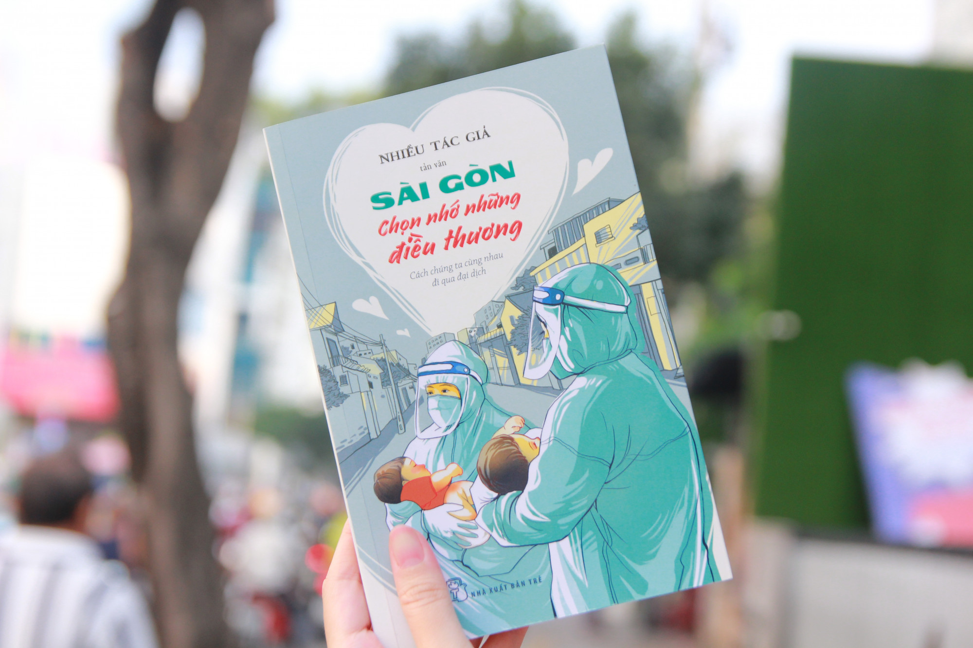 Trước đó, nhà văn Nguyễn Ngọc Tư tham gia viết bài trong tập tản văn nhiều tác giả: Sài Gòn chọn nhớ những điều thương