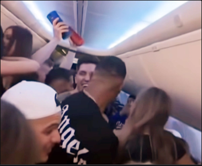 Nhóm du khách Canada uống rượu, nhảy múa trên chuyến bay đến Mexico