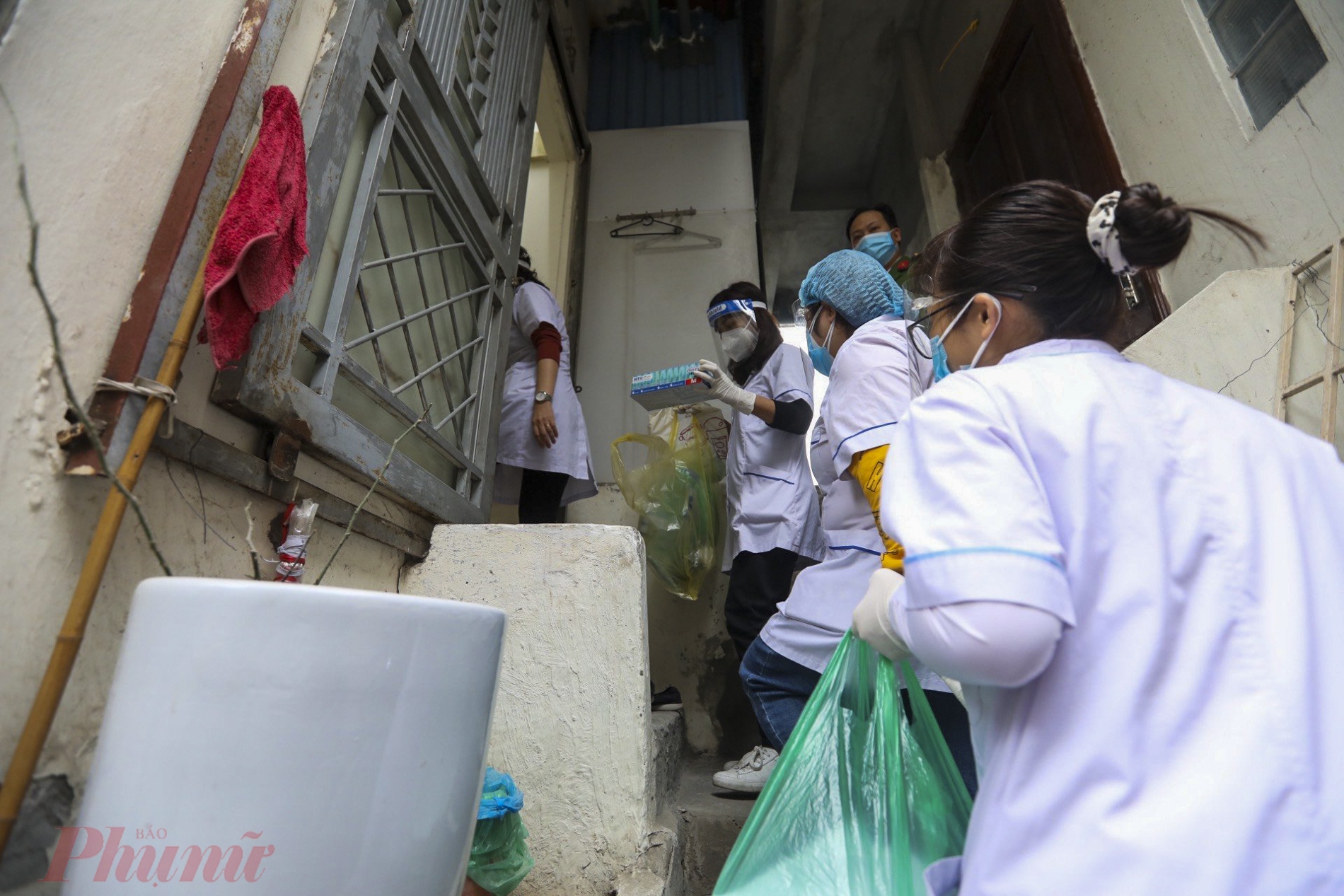 Tổ tiêm chủng của phường Điện Biên, quận Ba Đình tiếp cận đến từng nhà các đối tượng tiêm vaccine.
