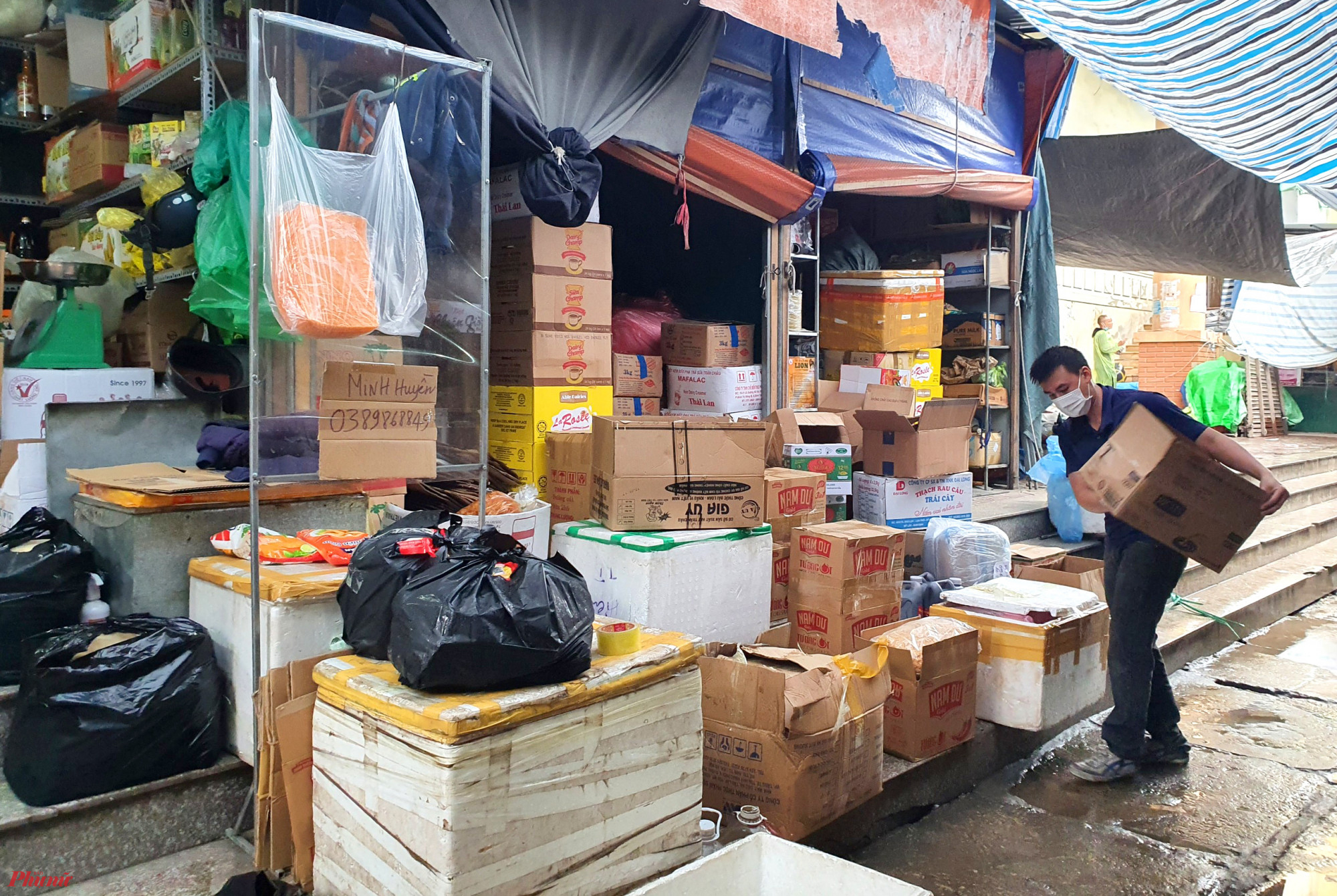 Ông Nguyễn Hữu Đắc - Trưởng Ban quản lý chợ Vinh cho biết, toàn chợ có 3.200 tiểu thương, song do dịch bệnh kéo dài, buôn bán khó khăn nên hiện chỉ có 60% tiểu thương hoạt động tại chợ. 