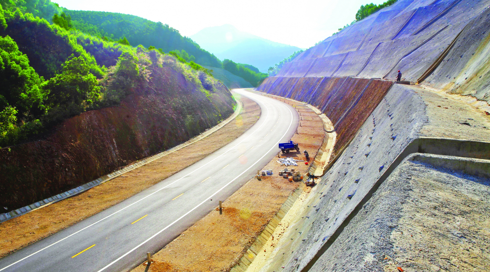 Dự án đường bộ cao tốc trên tuyến Bắc - Nam phía đông đoạn Cam Lộ - La Sơn qua tỉnh Quảng Trị và Thừa Thiên - Huế ẢNH: THUẬN HÓA