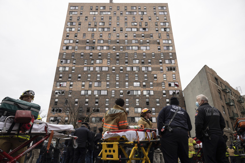 Hiện trường vụ cháy chung cư ở New York, ngày 9/1.