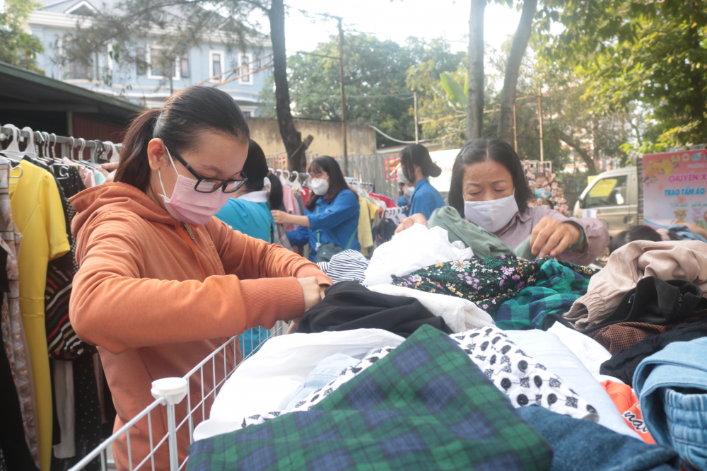 Tại trụ sở UBND phường, ban tổ chức cũng bố trí một khu vực bày biện quần áo, giày dép trẻ em và người lớn cho bà con ghé chọn. 