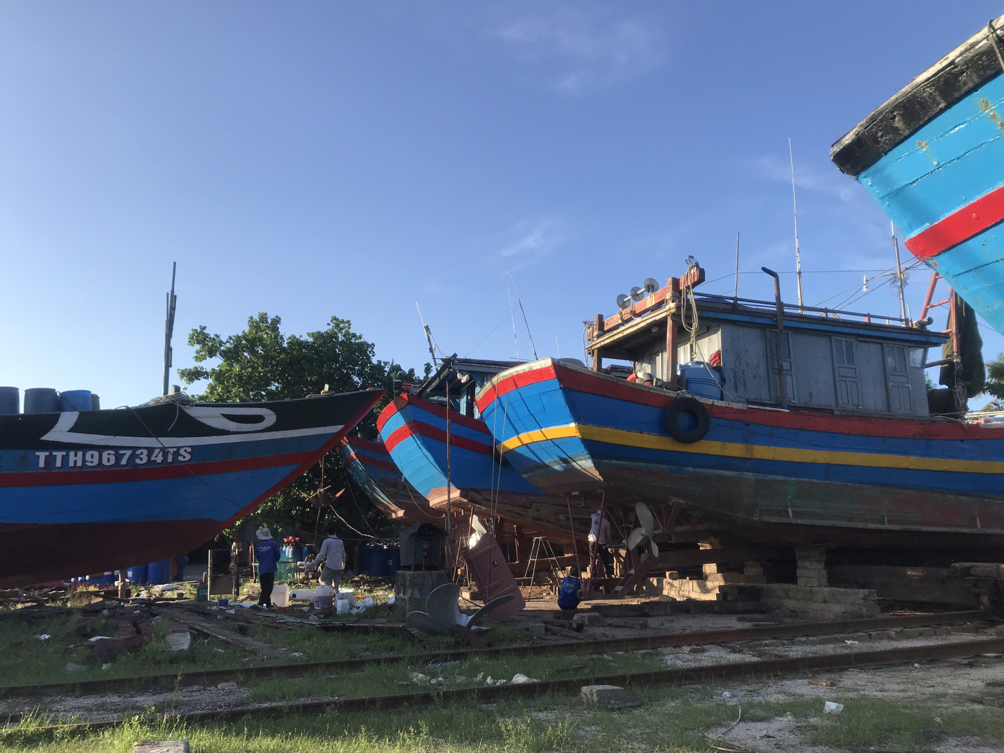 Cơ sở đóng tàu của một người dân ở phường Thuận An (TP. Huế) vẫn hoạt động dù đã hết giấy phép