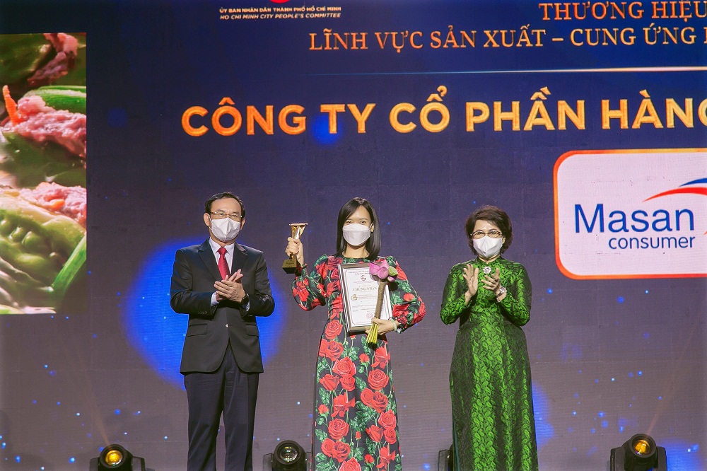 Đại diện Masan Consumer nhận giải thưởng Thương hiệu Vàng 2021 - Ảnh: Masan Group