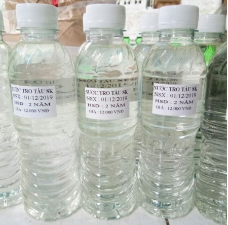 Nước tro tàu được bán dưới dưới dạng đựng trong chai nước suối (Ảnh: Internet)