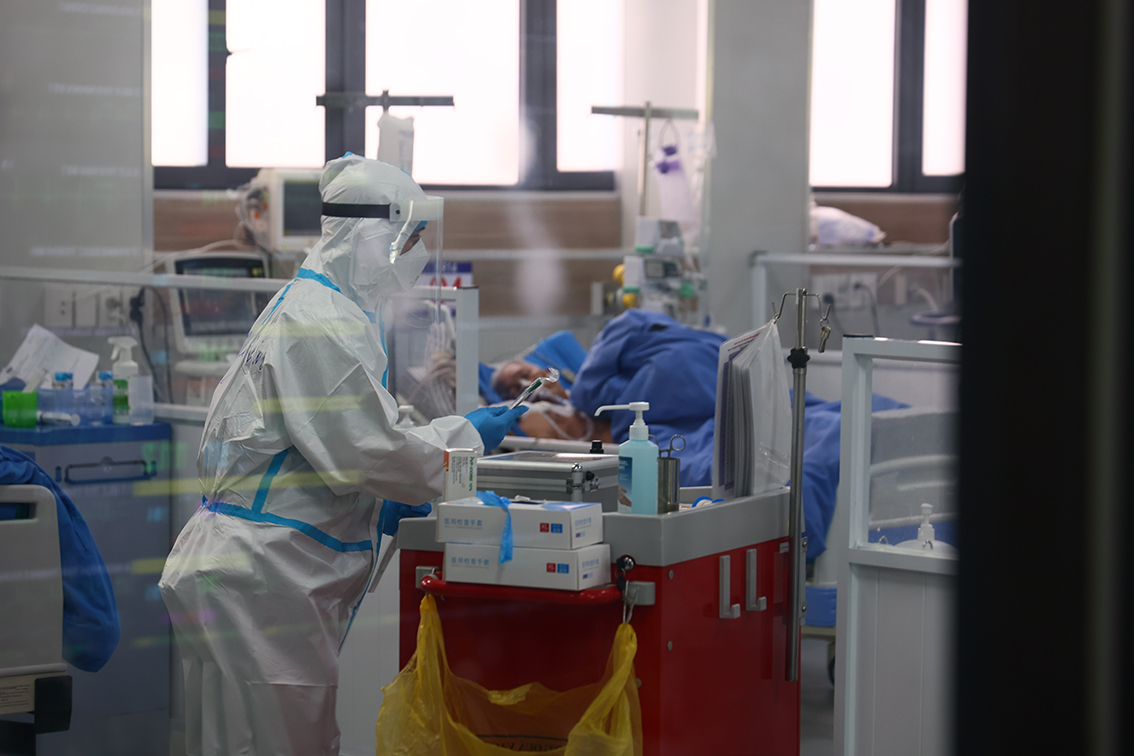 Theo PGS.TS Hoàng Bùi Hải - Phó Giám đốc Bệnh viện Điều trị bệnh nhân COVID-19, hiện đang có 160 bệnh nhân nặng đang điều trị trong bệnh viện.