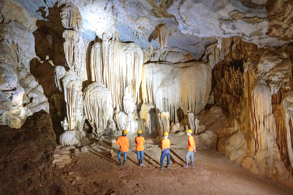 Du khách được thoải mái tham quan hang động Tú Làn tại khu du lịch Phong Nha - Kẻ Bàng dịp tết Nguyên đán - ẢNH: THUẬN HÓA