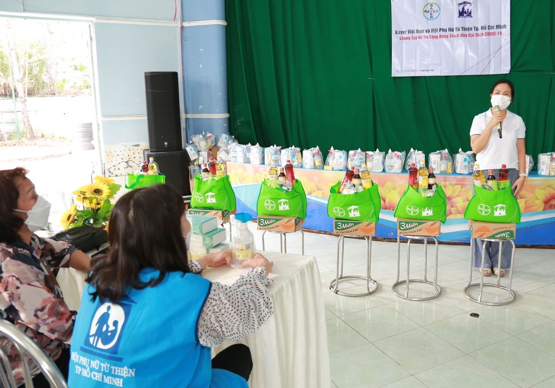 Bà Nguyễn Thị Thu Hà, Giám đốc nhân sự Bayer Việt Nam chia sẻ ý nghĩa của dự án “Chung tay hỗ trợ cộng đồng thích ứng đại dịch COVID-19”. Ảnh: HL