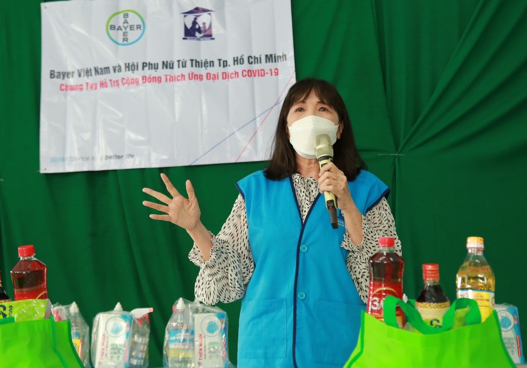 Bà Nguyễn Thị Huệ, Chủ tịch Hội Phụ nữ Từ thiện TPHCM gửi lời chúc tết đến bà con có hoàn cảnh khó khăn bị ảnh hưởng của dịch bệnh COVID-19. Ảnh: HL