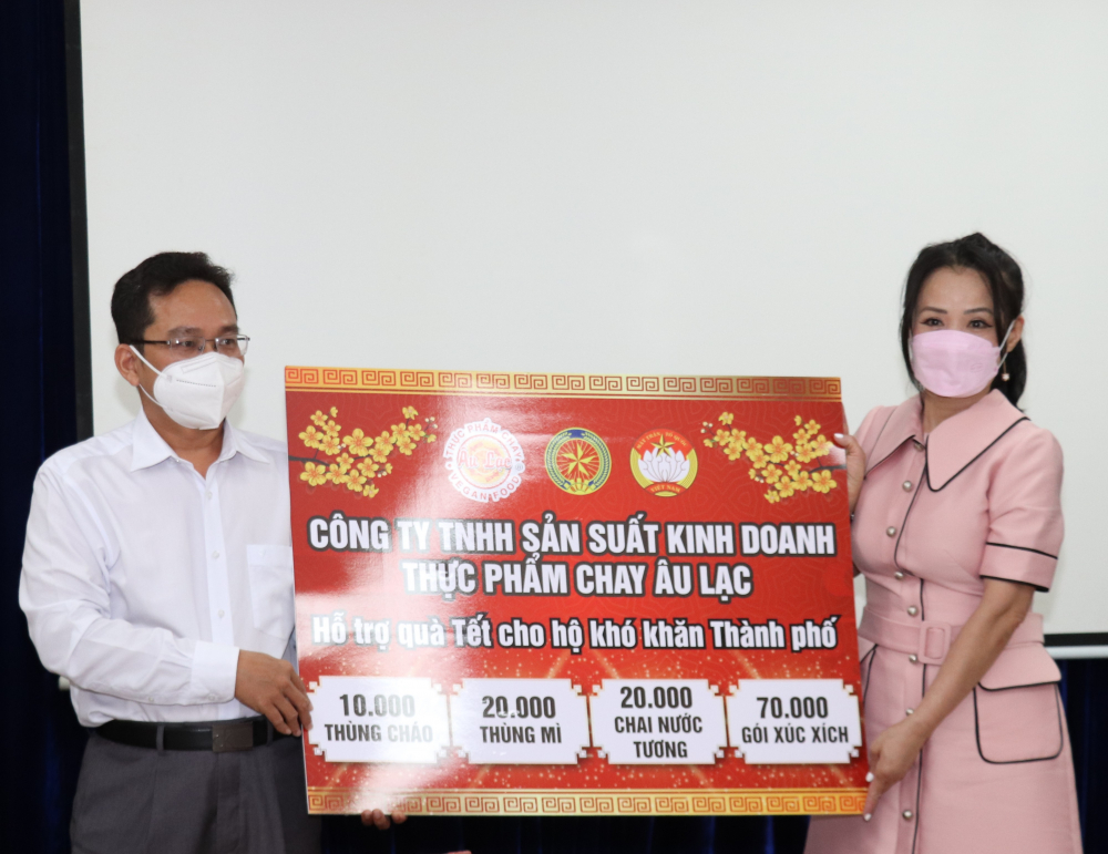 Ủy ban MTTQ Việt Nam TPHCM tiếp nhận quà hỗ trợ an sinh chăm lo Tết cho người dân gặp khó khăn.