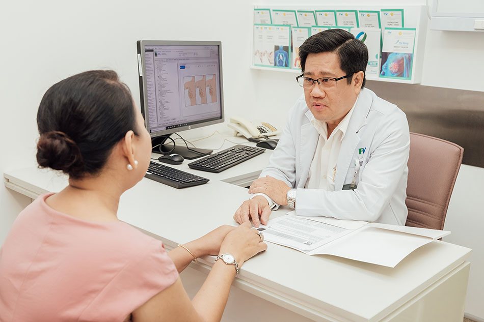 Bác sĩ Võ Kim Điền, chuyên khoa Ung bướu nội khoa và Xạ trị, Trung tâm Hy Vọng, Bệnh viện FV tư vấn cho bệnh nhân - Ảnh: FV