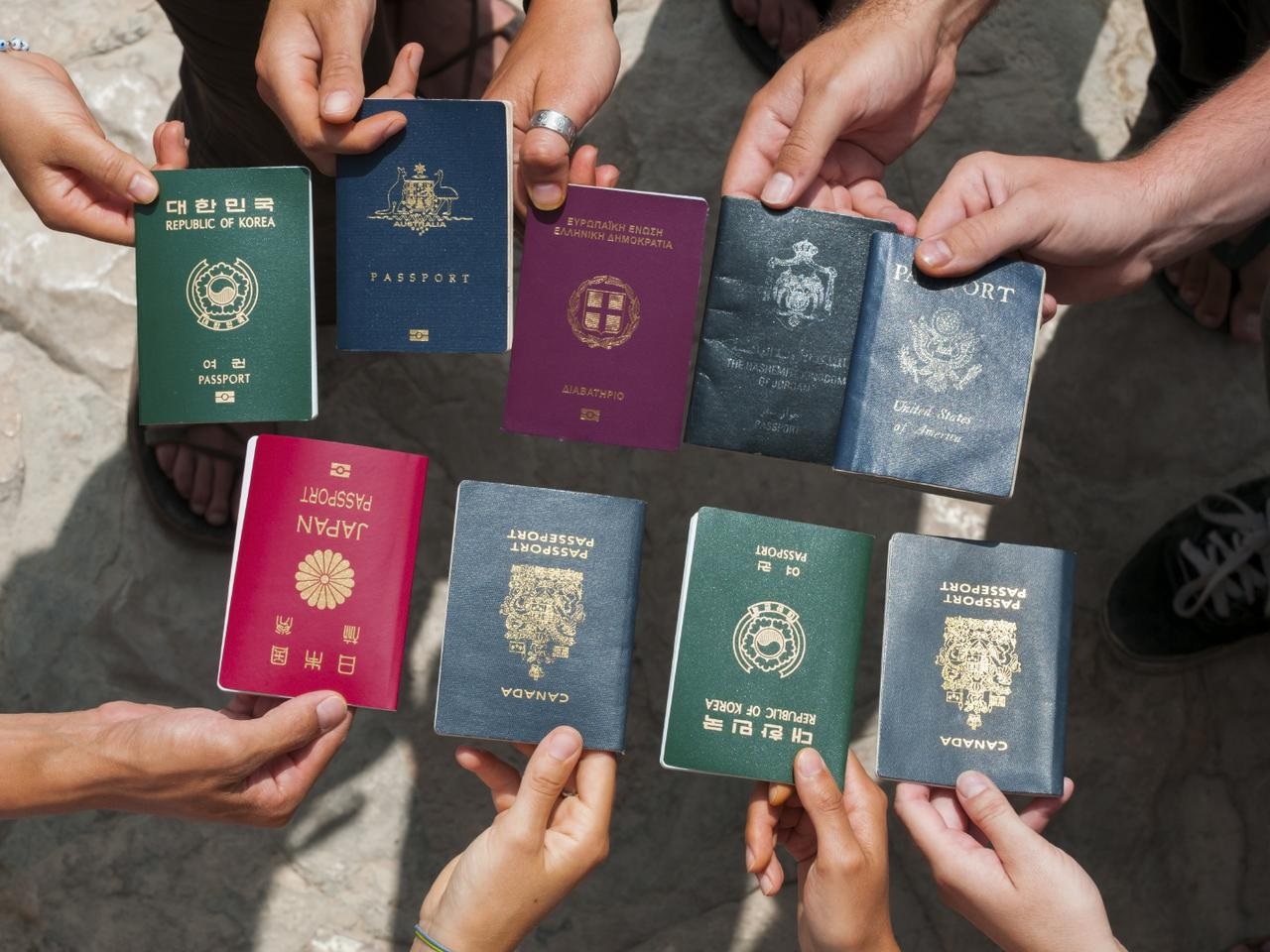 Hộ chiếu Việt Nam đứng thứ 89, tăng 6 hạng so với năm 2021, cùng khả năng đến 54 quốc gia, vùng lãnh thổ mà không cần xin thị thực trước.