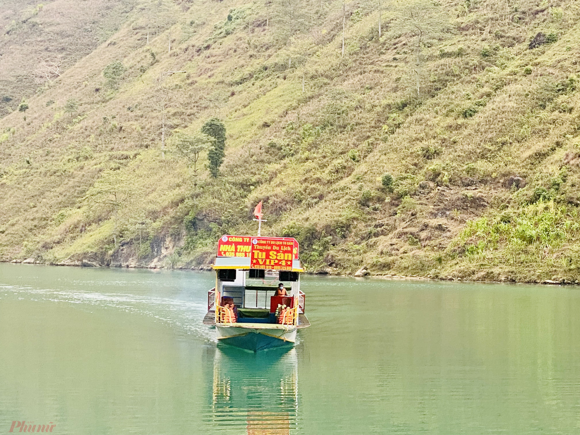 Thuyền giúp khách trải nghiệm vẻ đẹp của hẻm Tu Sản trên sông Nho Quế. 
